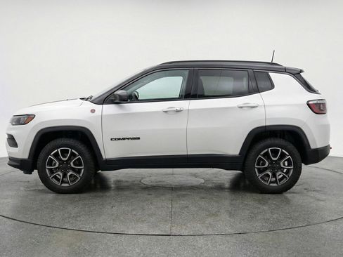 Used 2025 Jeep Compass Trailhawk image 5