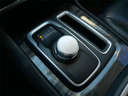 Used 2017 Chrysler 300 Limited image 22