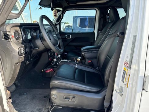 Used 2025 Jeep Wrangler Unlimited Rubicon AWD/4WD image 16
