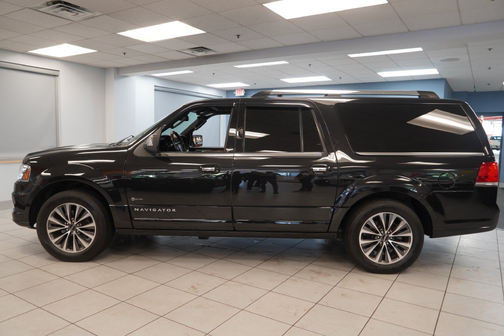 Used 2015 Lincoln Navigator L 4WD image 2