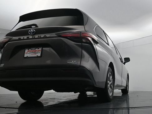 Used 2022 Toyota Sienna LE w/ LE Plus Package FWD image 38