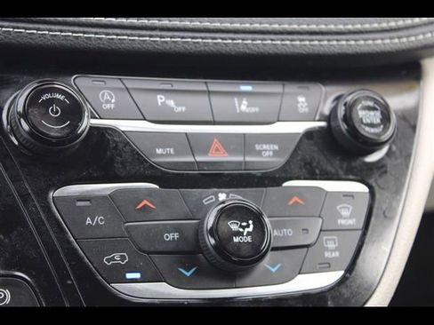 Used 2022 Chrysler Pacifica Touring-L FWD image 40