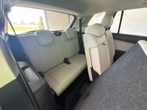 Used 2018 Volkswagen Tiguan SE w/ 3rd Row Seat Package AWD/4WD image 31