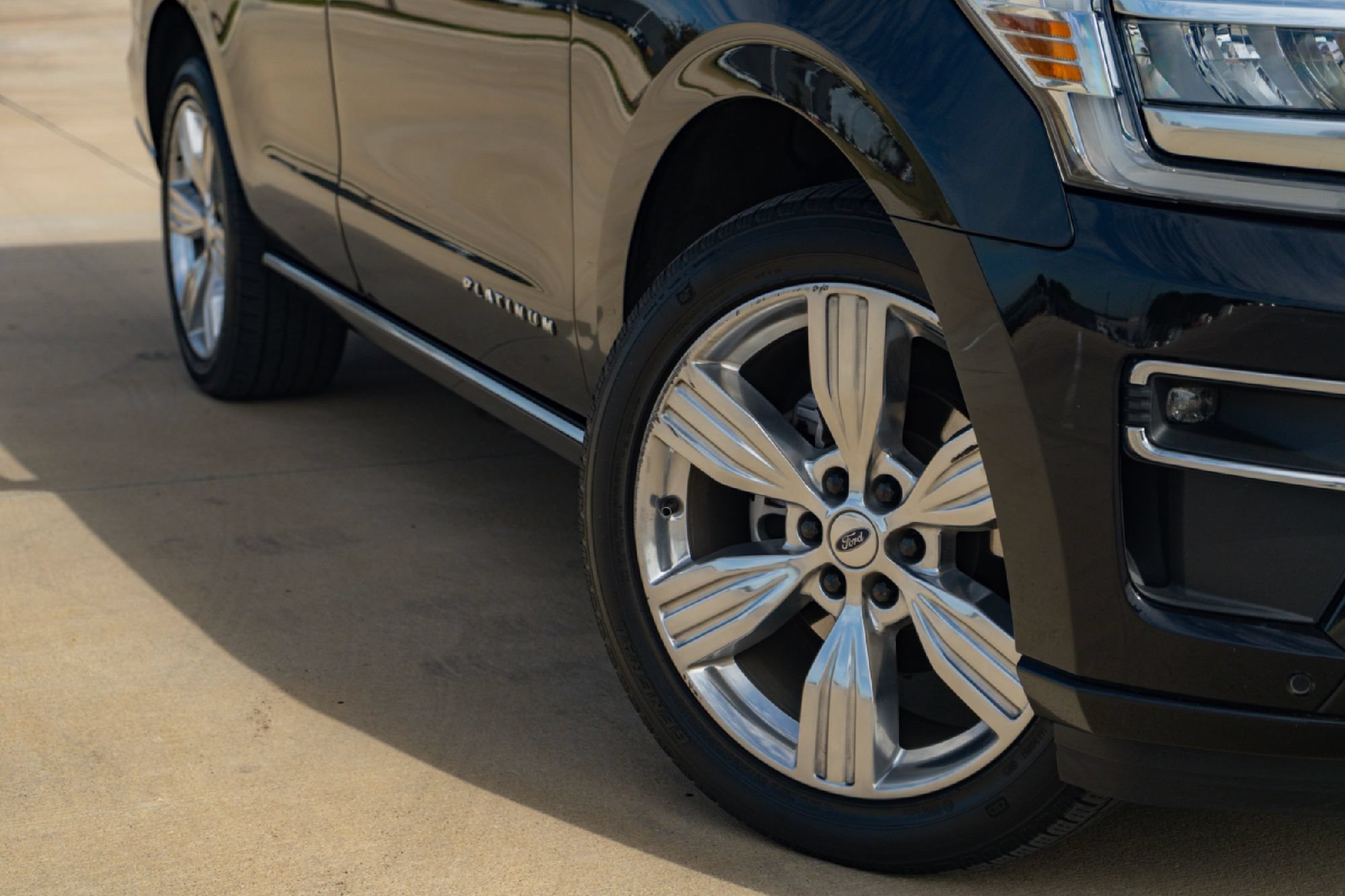 Used 2023 Ford Expedition Platinum AWD/4WD image 2