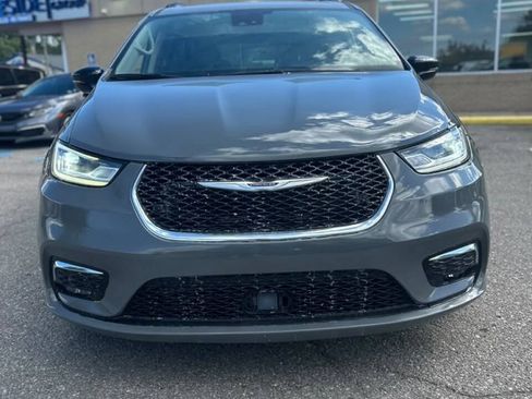 Used 2022 Chrysler Pacifica Touring-L FWD image 2