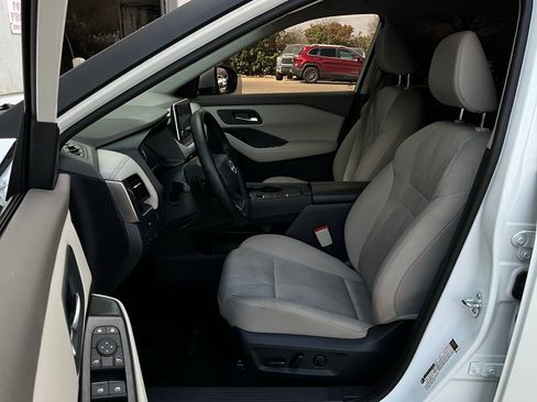 Used 2025 Nissan Rogue SV image 10