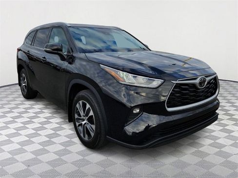 Used 2022 Toyota Highlander XLE image 1