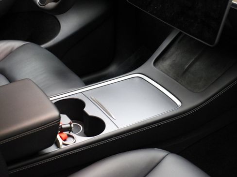 Used 2022 Tesla Model Y Performance image 10