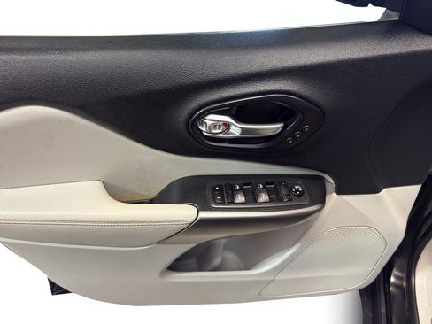 Used 2019 Jeep Cherokee Limited AWD/4WD image 13