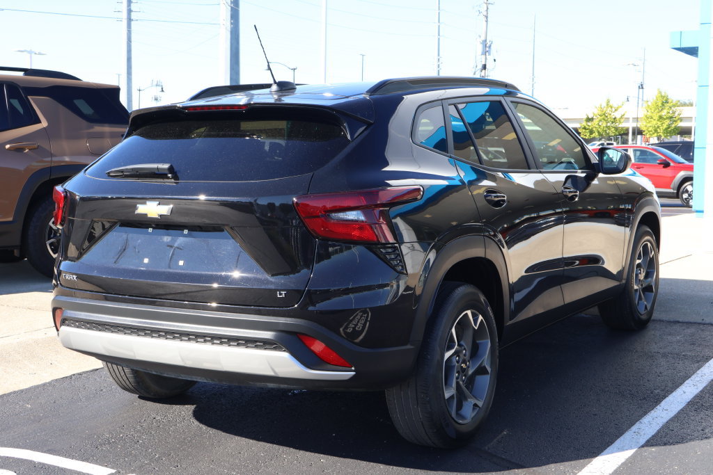 Used 2025 Chevrolet Trax LT FWD image 7
