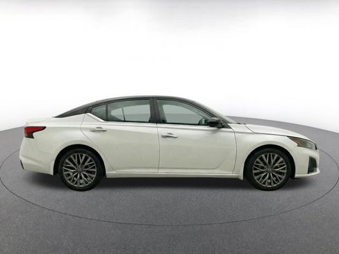 Used 2025 Nissan Altima 2.5 SV FWD image 10
