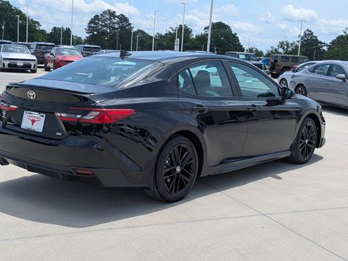 Used 2025 Toyota Camry SE FWD image 5