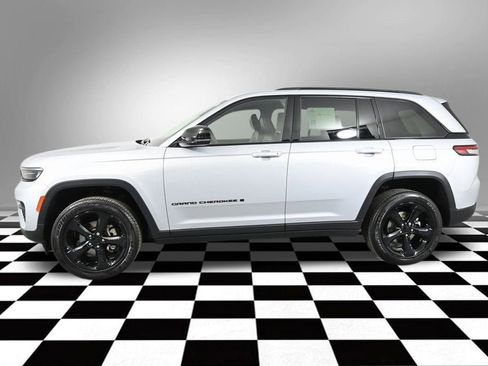 Used 2023 Jeep Grand Cherokee Altitude image 3