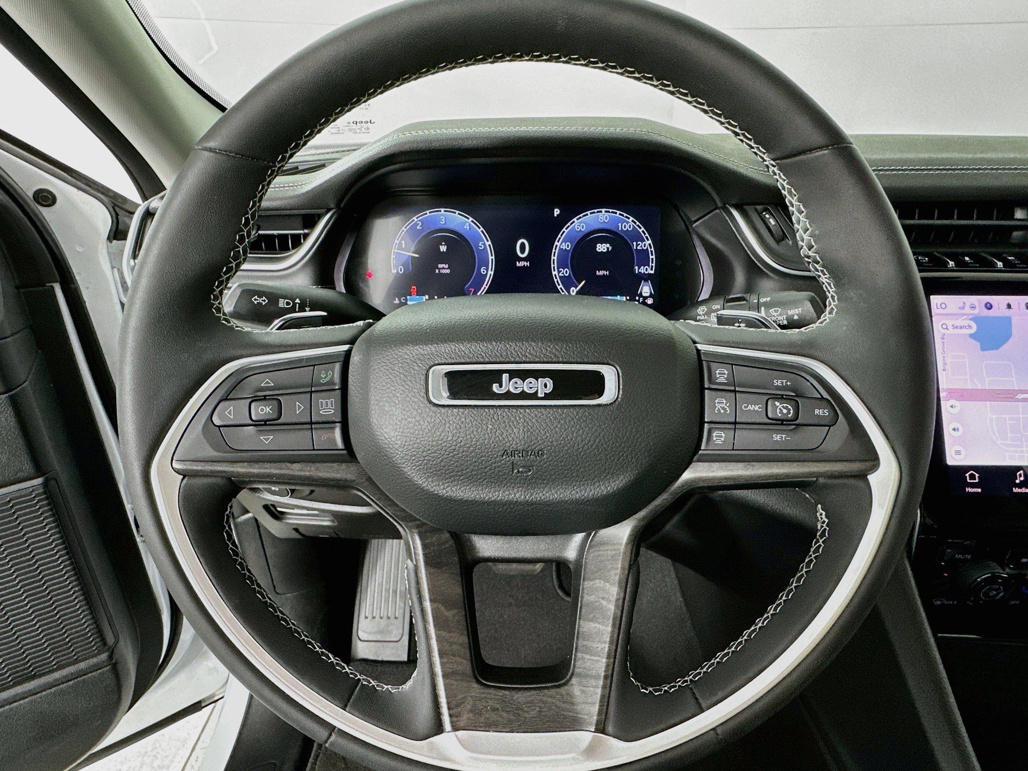 Used 2023 Jeep Grand Cherokee Limited RWD image 11