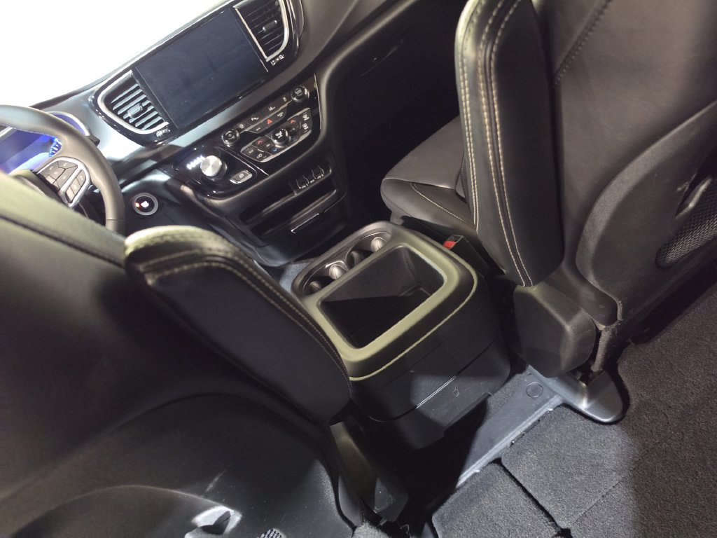 Used 2025 Chrysler Pacifica Select FWD image 21
