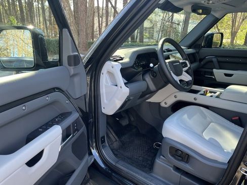 Used 2026 Land Rover Defender 110 X-Dynamic SE image 4