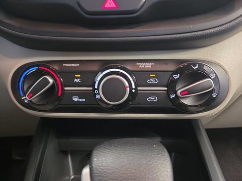 Used 2025 Kia Soul LX w/ LX Technology Package FWD image 17
