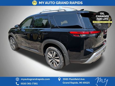 Used 2025 Nissan Pathfinder SL AWD/4WD image 5