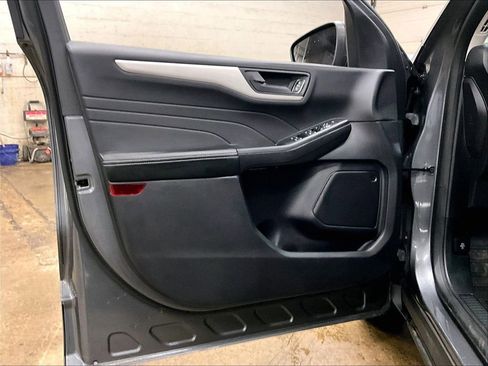 Used 2022 Ford Escape SE w/ Cold Weather Package image 9