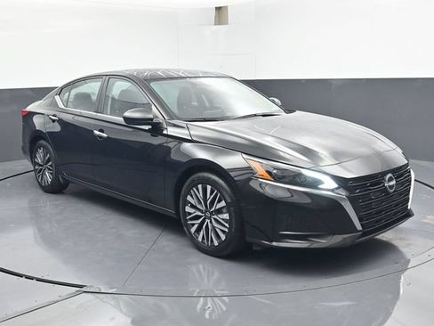 Used 2024 Nissan Altima 2.5 SV FWD image 2