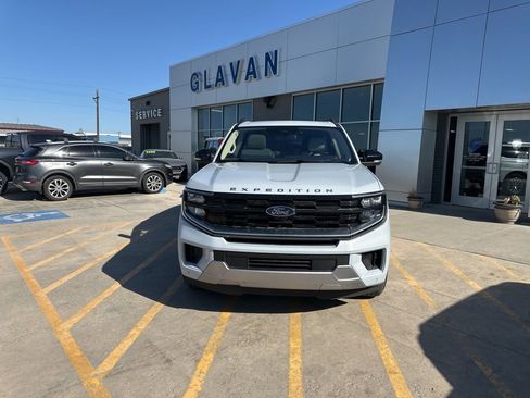 Used 2025 Ford Expedition Platinum AWD/4WD image 2