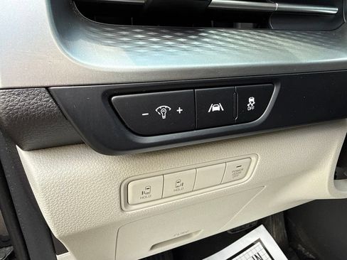 Used 2024 Kia Carnival LX FWD image 24