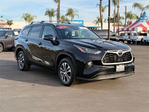 Used 2024 Toyota Highlander XLE image 3