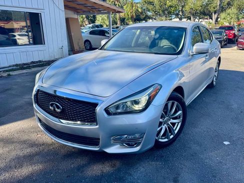Used 2018 INFINITI Q70 Luxe image 9