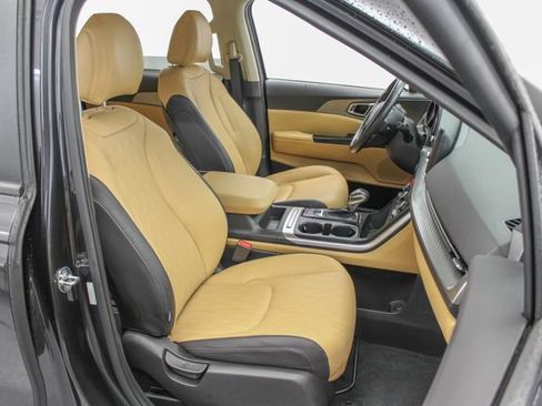 Used 2024 Kia Carnival LX FWD image 22
