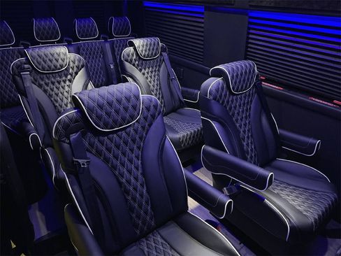 Used 2024 Mercedes-Benz Sprinter 2500 image 3