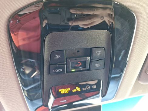 Used 2024 Toyota Venza LE image 28