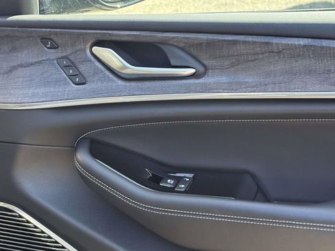 Used 2023 Jeep Grand Cherokee Overland w/ Luxury Tech Group IV image 9