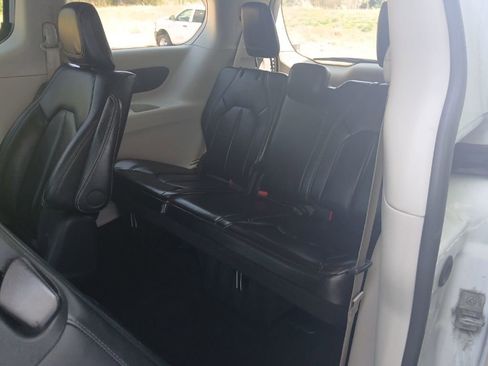 Used 2024 Chrysler Pacifica Select image 38