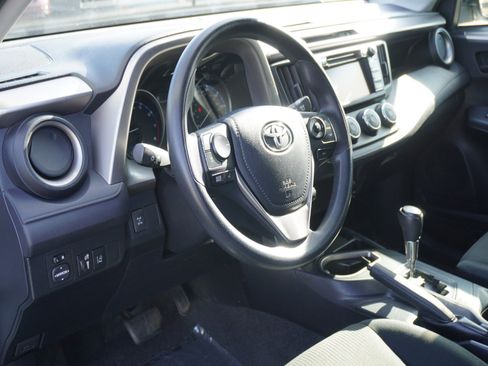 Used 2018 Toyota RAV4 LE image 18