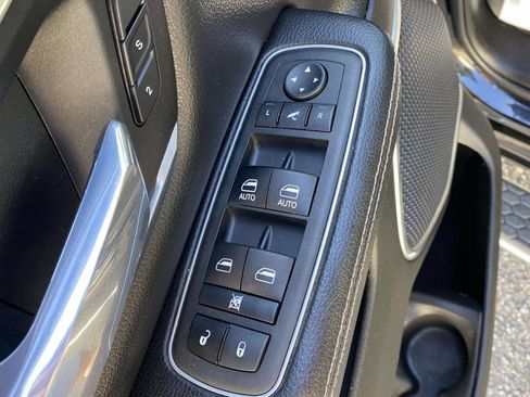 Used 2023 RAM 1500 Laramie AWD/4WD image 18