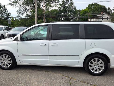 Used 2016 Chrysler Town & Country Touring FWD image 8