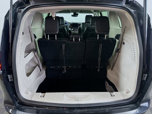 Used 2023 Chrysler Pacifica Touring-L image 24