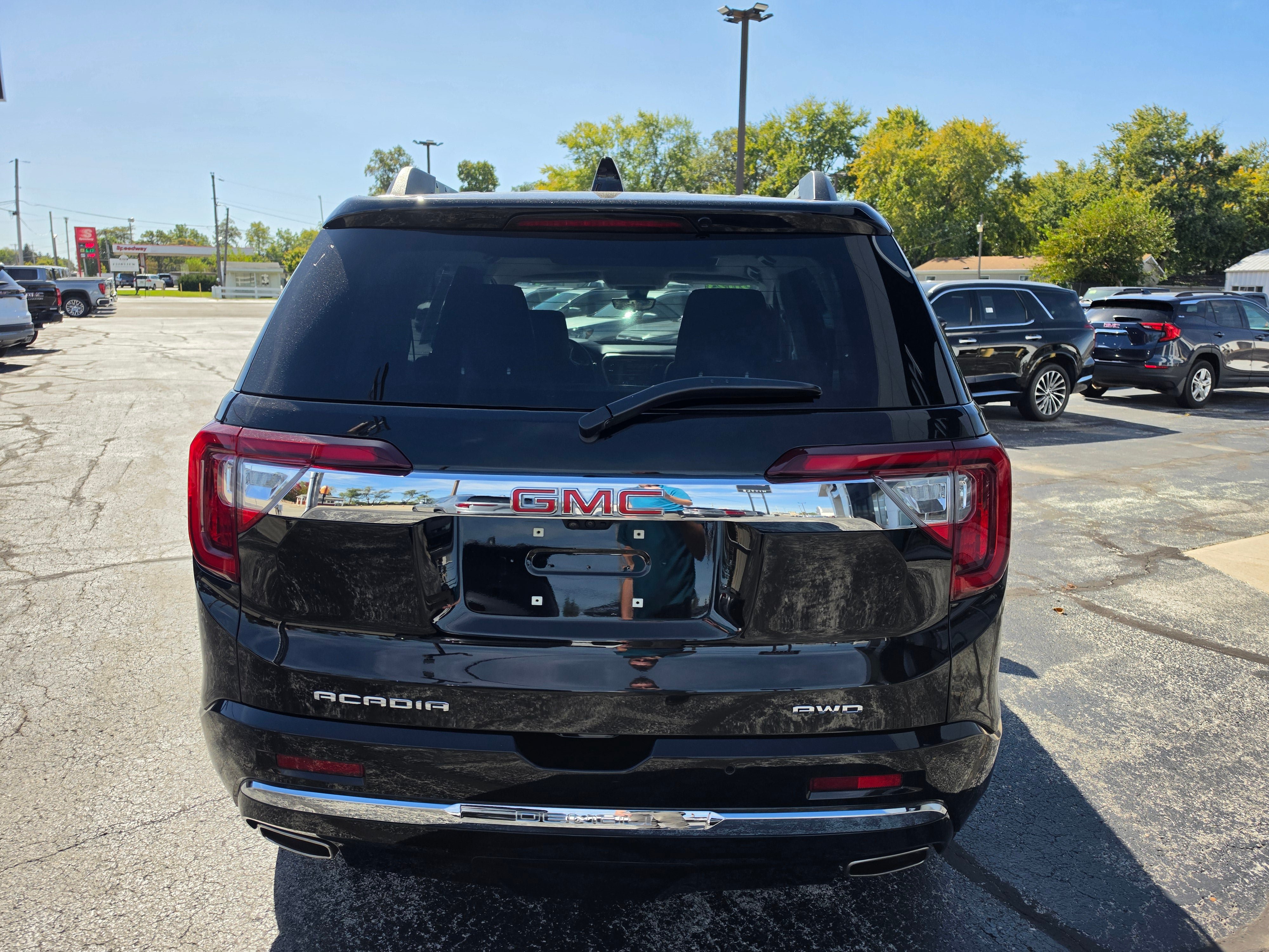 Used 2023 GMC Acadia Denali w/ Denali Ultimate Package AWD/4WD image 5