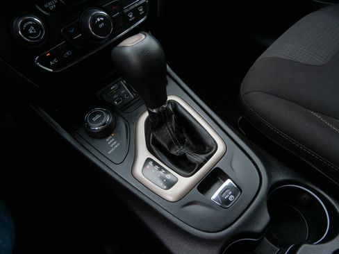 Used 2017 Jeep Cherokee Latitude AWD/4WD image 26