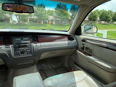Used 2006 Lincoln Town Car Signature Limited RWD image 18