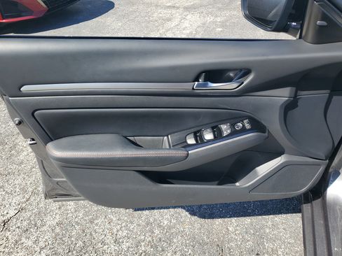 Certified 2025 Nissan Altima 2.5 SR image 9