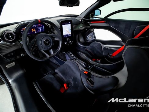 Used 2019 McLaren Senna RWD image 13