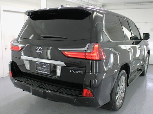 Used 2017 Lexus LX 570 4WD w/ Luxury Package image 9