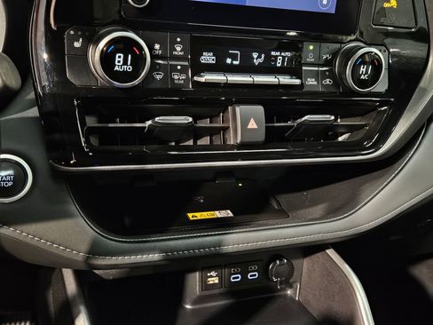 Used 2024 Toyota Highlander XLE image 32