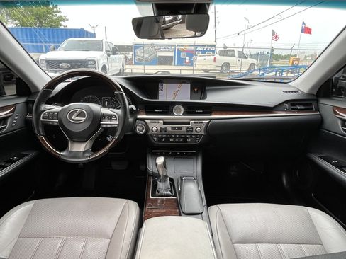 Used 2018 Lexus ES 350 w/ Luxury Package w/Wood Trim FWD image 32