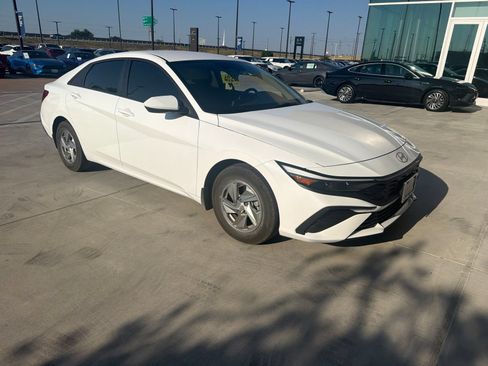 Certified 2025 Hyundai Elantra SE FWD image 3