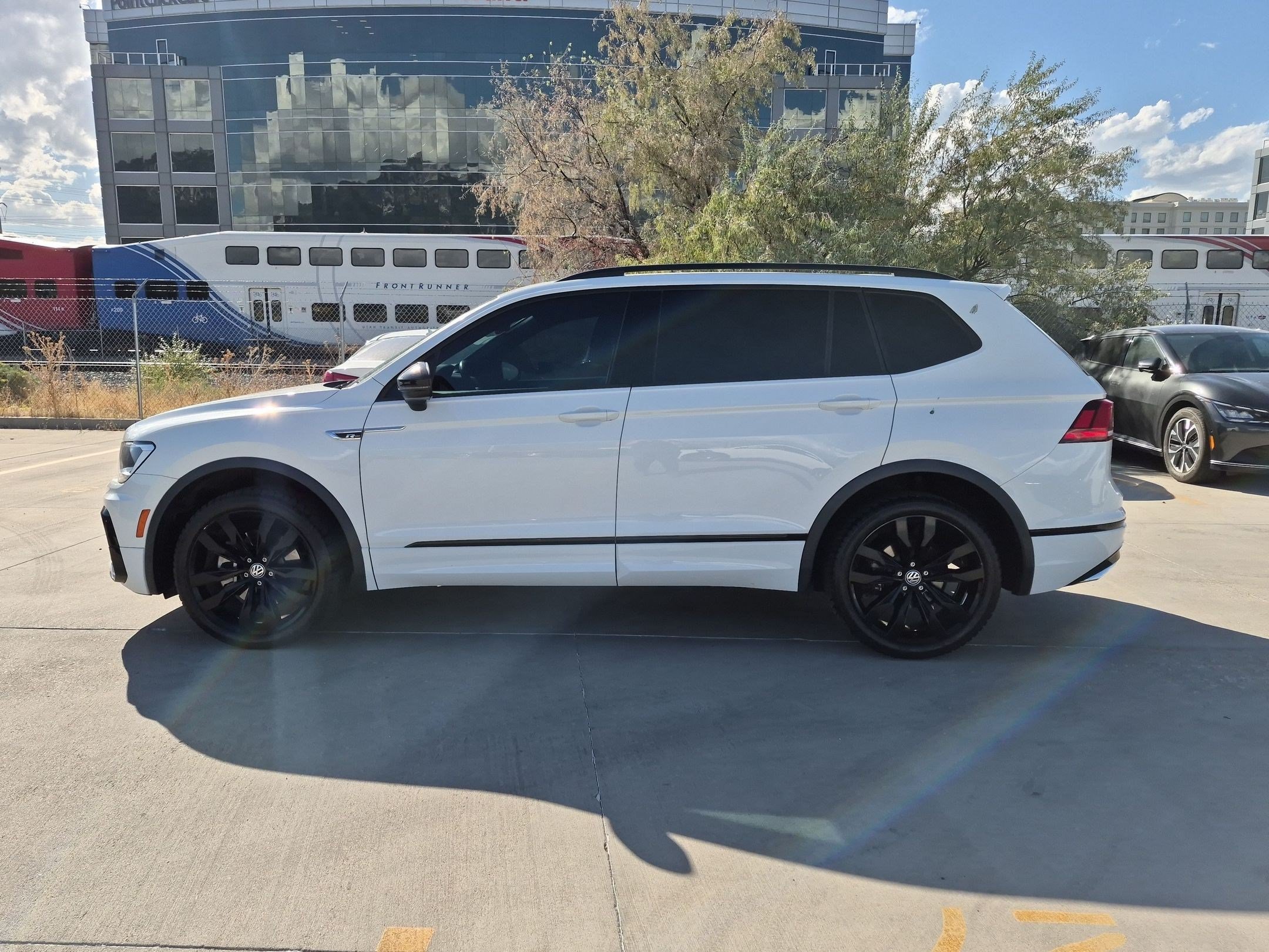 Used 2021 Volkswagen Tiguan SE R-Line AWD/4WD image 3