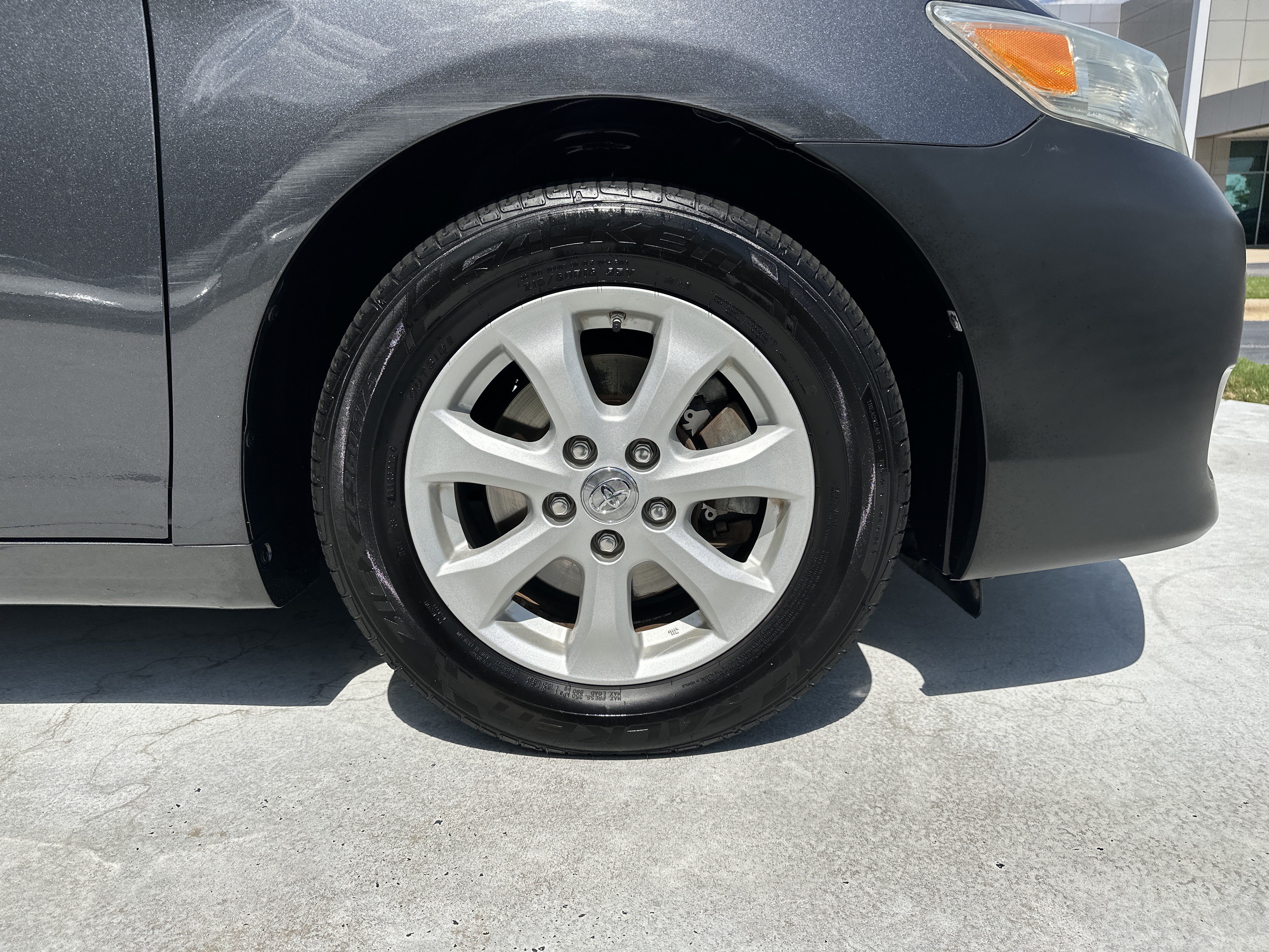 Used 2010 Toyota Camry LE FWD image 13
