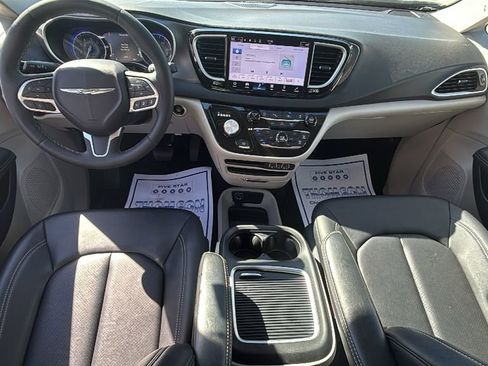 Used 2024 Chrysler Pacifica Touring-L image 13