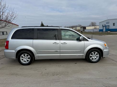 Used 2012 Chrysler Town & Country Touring image 4